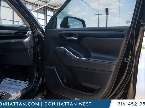 Used 2023 Toyota Highlander XLE FWD image 30