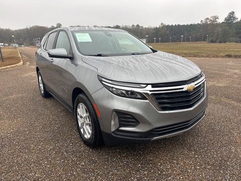 Used 2023 Chevrolet Equinox LT image 2