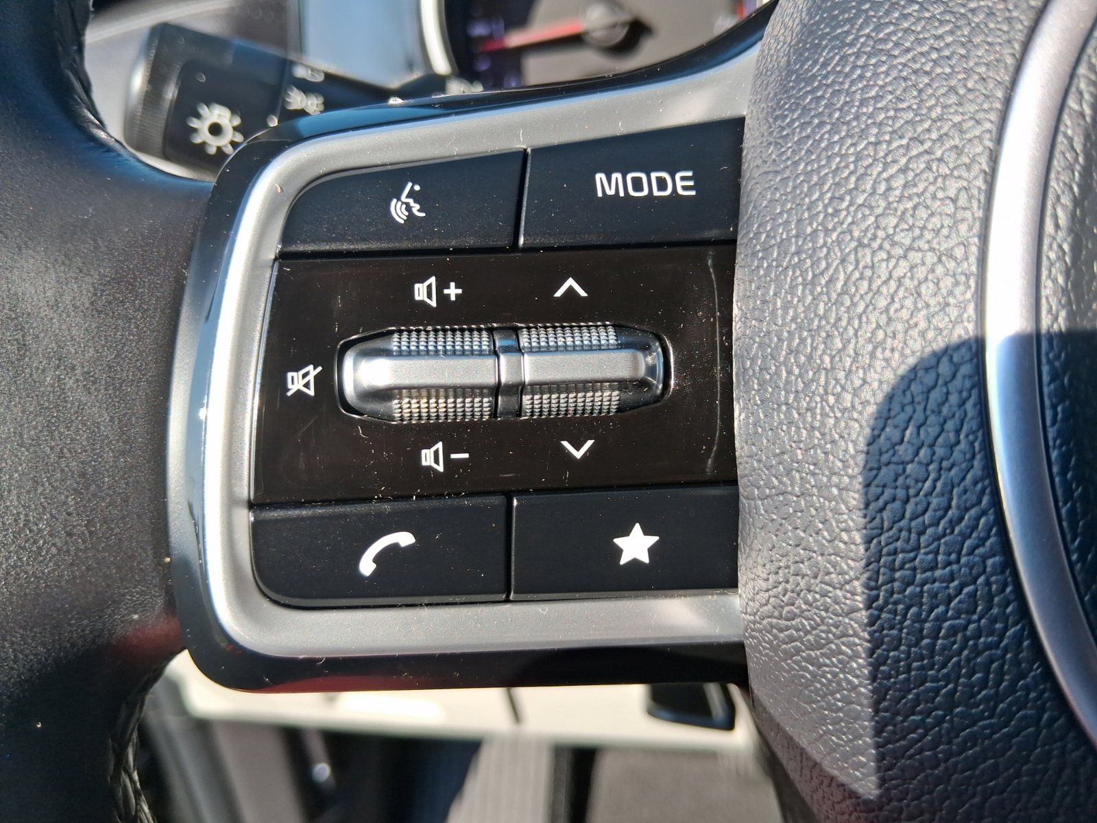 Used 2024 Kia Carnival EX FWD image 21