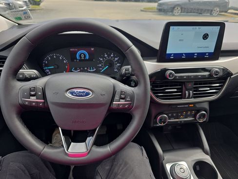 Used 2022 Ford Escape SE w/ SE Sport Appearance Package image 6