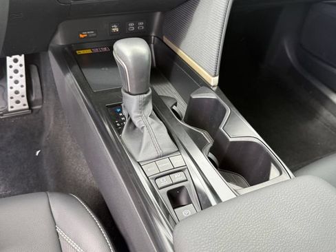 Used 2025 Toyota Camry SE w/ Convenience Package FWD image 18