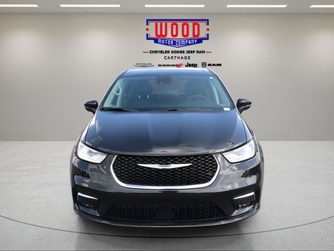 Used 2023 Chrysler Pacifica Touring-L FWD image 8