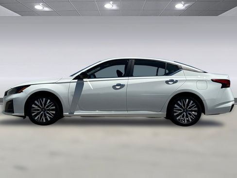 Used 2025 Nissan Altima 2.5 SV FWD image 2