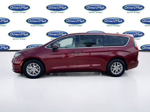 Used 2023 Chrysler Pacifica Touring-L FWD image 4