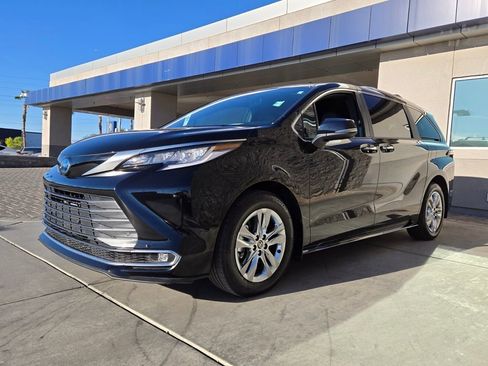 Used 2025 Toyota Sienna Limited image 2