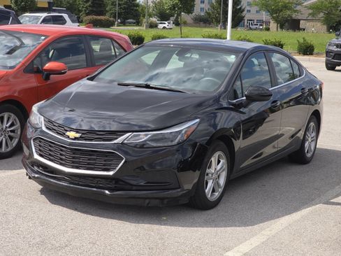 Used 2017 Chevrolet Cruze LT w/ Sun And Sound Package FWD image 4
