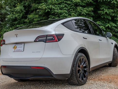 Used 2021 Tesla Model Y Long Range AWD/4WD image 5