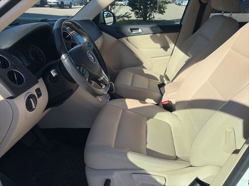 Used 2017 Volkswagen Tiguan S image 10