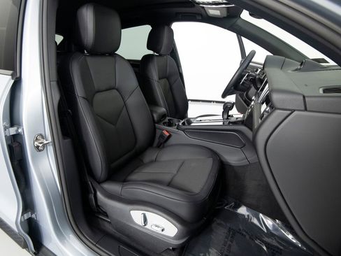Certified 2025 Porsche Macan image 33