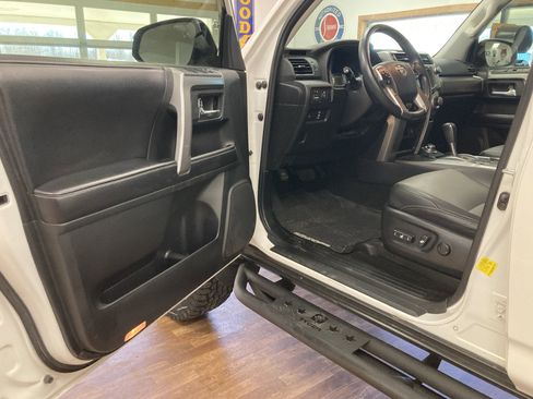 Used 2016 Toyota 4Runner SR5 Premium image 11