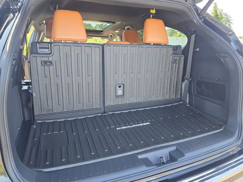 Used 2024 Toyota Highlander Platinum image 18