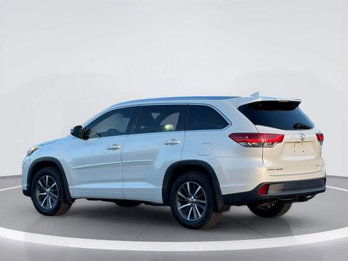 Used 2017 Toyota Highlander XLE AWD/4WD image 3