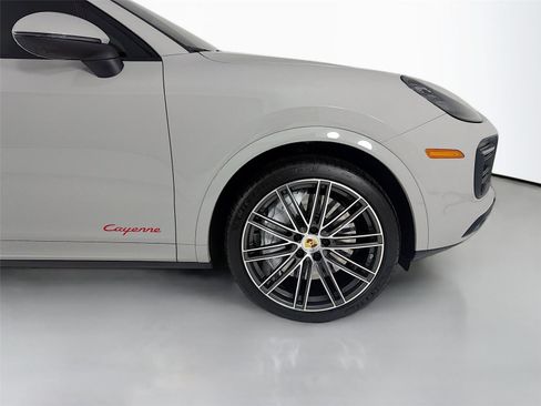 Certified 2022 Porsche Cayenne Platinum Edition image 29