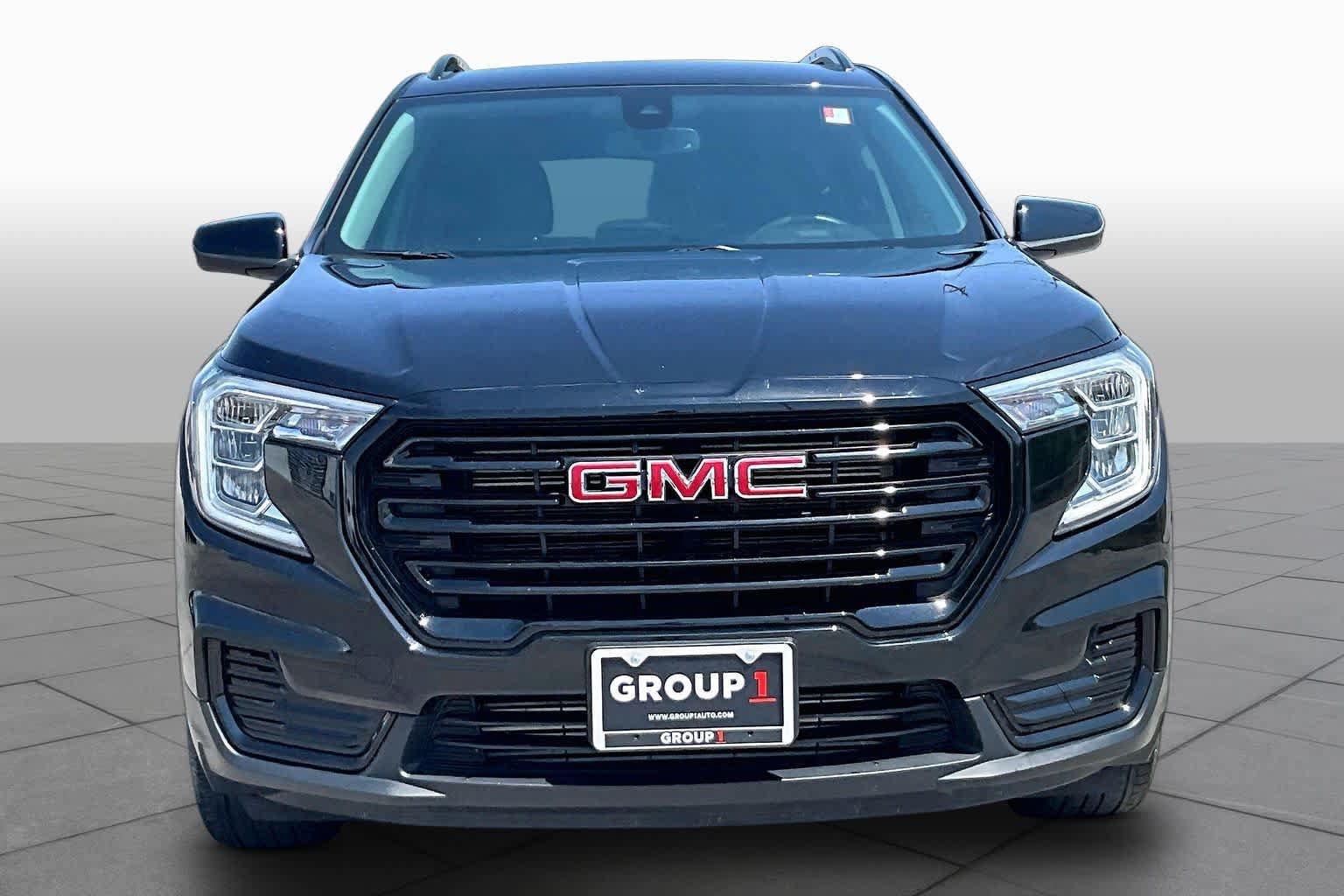 Used 2024 GMC Terrain SLE w/ Driver Convenience Package FWD image 4