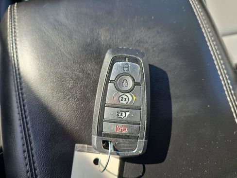 Used 2022 Ford Explorer XLT w/ Equipment Group 202A AWD/4WD image 12