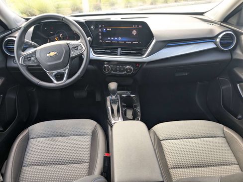 Used 2025 Chevrolet Trax LT w/ LT Convenience Package FWD image 18