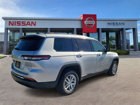 Used 2023 Jeep Grand Cherokee L Laredo image 5