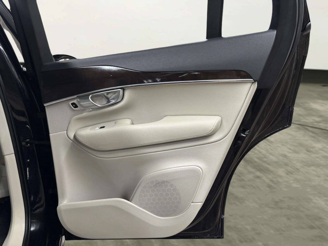 Used 2018 Volvo XC90 T5 Momentum w/ Convenience Package FWD image 22
