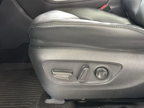 Used 2023 Toyota Highlander Limited image 14