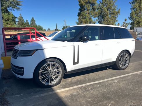Used 2024 Land Rover Range Rover SE AWD/4WD image 2