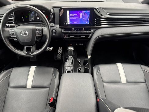 Used 2025 Toyota Camry SE image 4