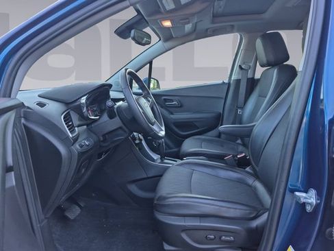 Used 2020 Chevrolet Trax LT w/ Sun & Sound Package AWD/4WD image 10