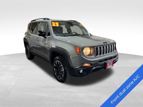 Used 2023 Jeep Renegade Latitude image 3