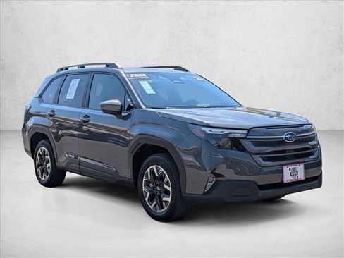 Used 2025 Subaru Forester Premium AWD/4WD image 3