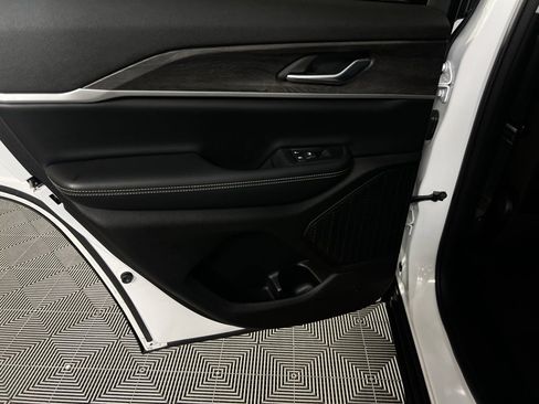 Used 2023 Jeep Grand Cherokee Limited image 28