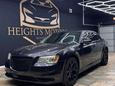 Used 2022 Chrysler 300 Touring L RWD image 3