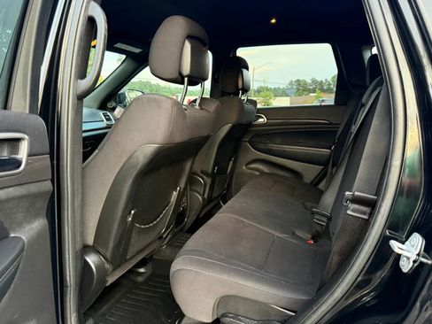 Used 2018 Jeep Grand Cherokee Laredo RWD image 12