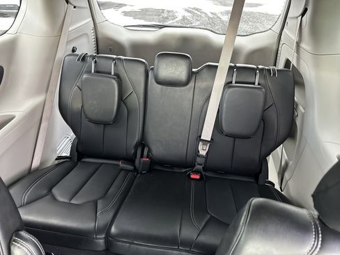 Used 2024 Chrysler Pacifica Touring-L image 14