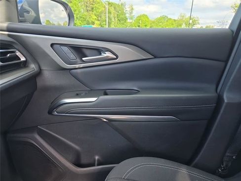 Used 2025 Chevrolet Traverse LT FWD image 24