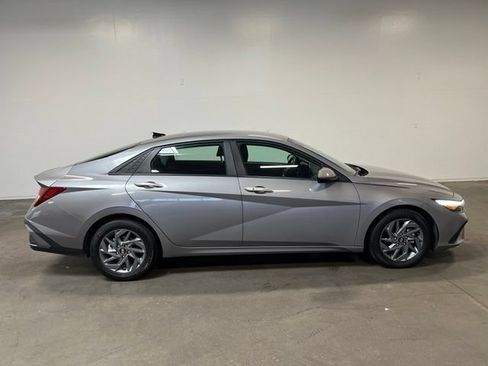 Used 2024 Hyundai Elantra SEL FWD image 2