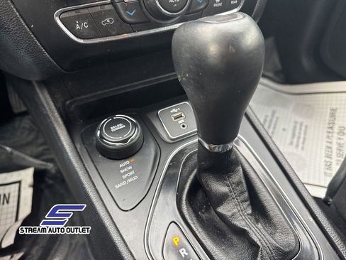 Used 2019 Jeep Cherokee Limited image 18