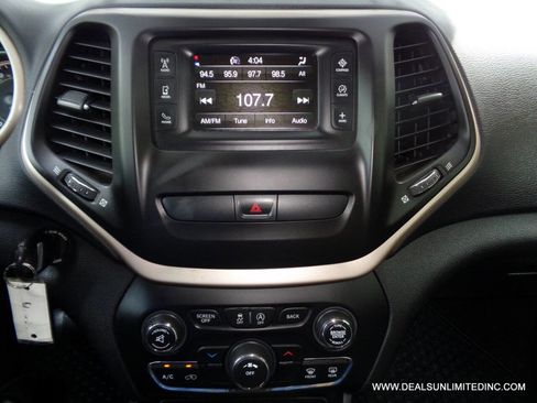 Used 2017 Jeep Cherokee Latitude w/ True North Edition AWD/4WD image 13