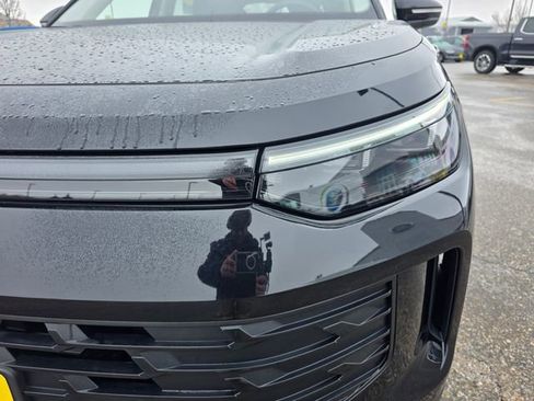 Used 2025 Volkswagen Tiguan SE image 3