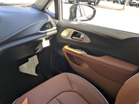 New 2026 Chrysler Pacifica Pinnacle image 16