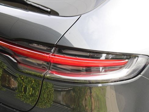 Certified 2025 Porsche Macan image 12