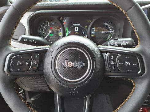 Used 2024 Jeep Wrangler Unlimited AWD/4WD image 17
