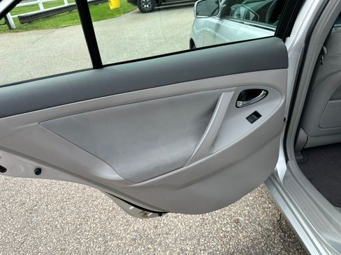 Used 2009 Toyota Camry LE FWD image 16