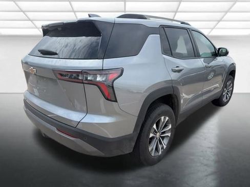 Used 2025 Chevrolet Equinox LT w/ Convenience Package II image 2