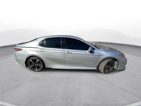 Used 2018 Toyota Camry XSE image 5