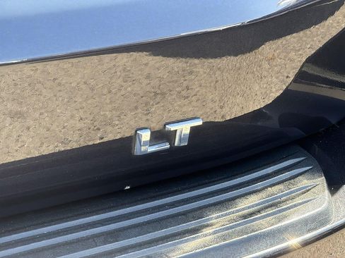 Used 2024 Chevrolet Suburban LT RWD image 31