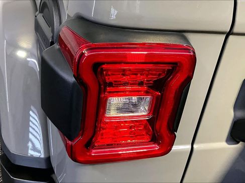 Used 2022 Jeep Wrangler Unlimited Sahara image 26