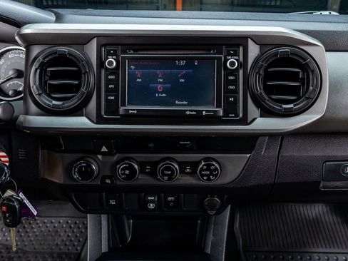 Used 2018 Toyota Tacoma SR5 AWD/4WD image 21