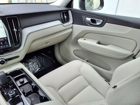 Certified 2024 Volvo XC60 B5 Plus AWD/4WD image 20