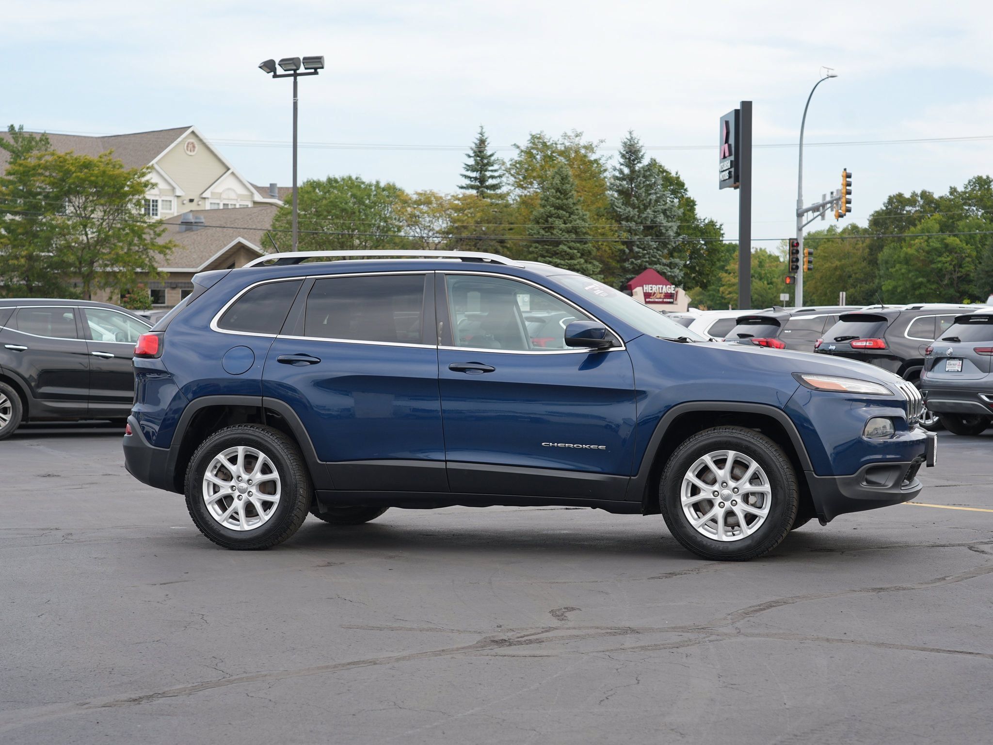 Used 2018 Jeep Cherokee Latitude w/ Safety Group AWD/4WD image 2