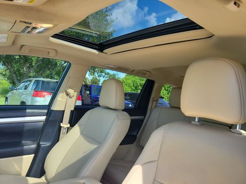 Used 2019 Toyota Highlander XLE FWD image 21