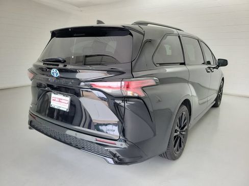 Used 2025 Toyota Sienna XSE FWD image 5